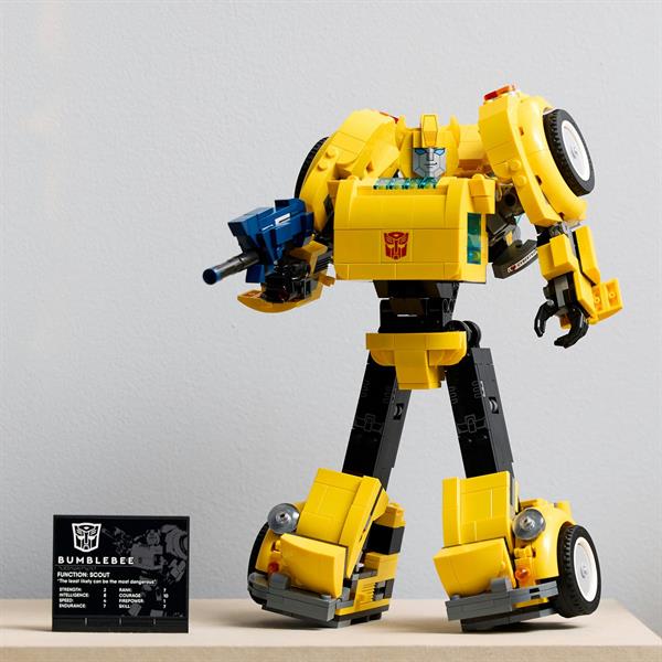 Конструктор LEGO Icons Трансформери Бамблбі 950 деталей (10338)