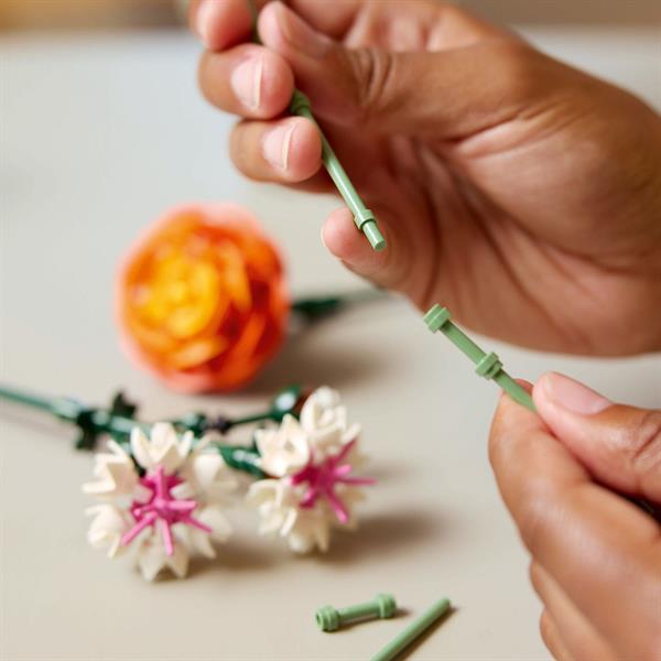 Конструктор LEGO Botanicals Милий рожевий букет квітів 749 деталей (10342)