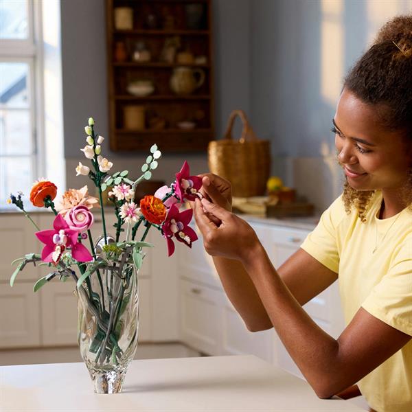 Конструктор LEGO Botanicals Милий рожевий букет квітів 749 деталей (10342)