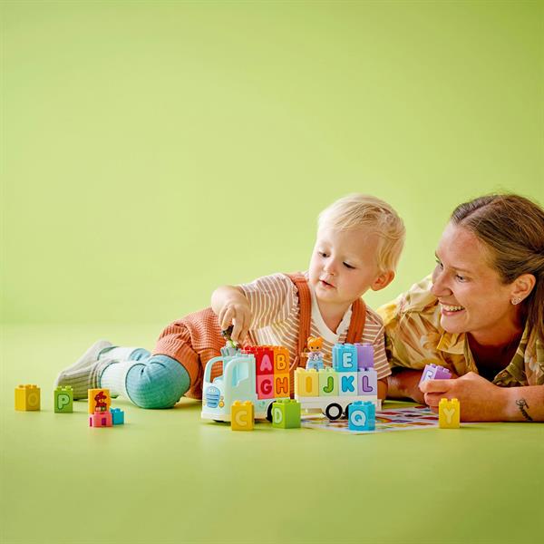 Конструктор LEGO DUPLO Town Вантажівка з абеткою 36 деталей (10421)