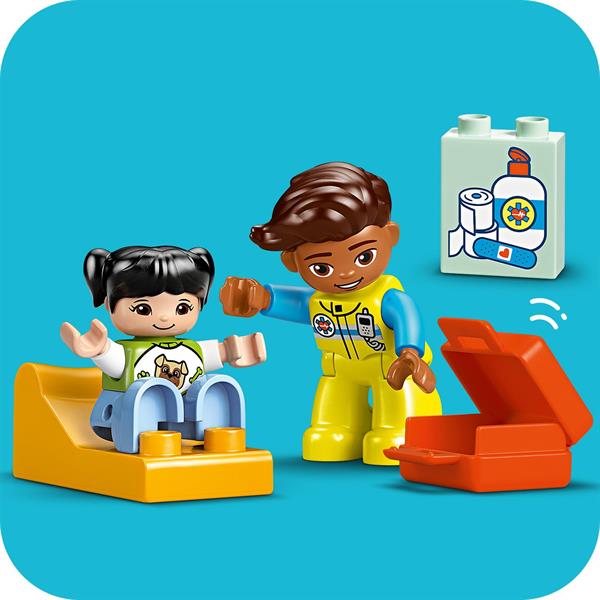Конструктор LEGO DUPLO Швидка допомога та водій 19 деталей (10447)