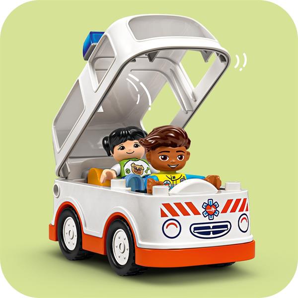 Конструктор LEGO DUPLO Швидка допомога та водій 19 деталей (10447)