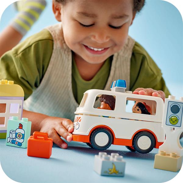 Конструктор LEGO DUPLO Швидка допомога та водій 19 деталей (10447)
