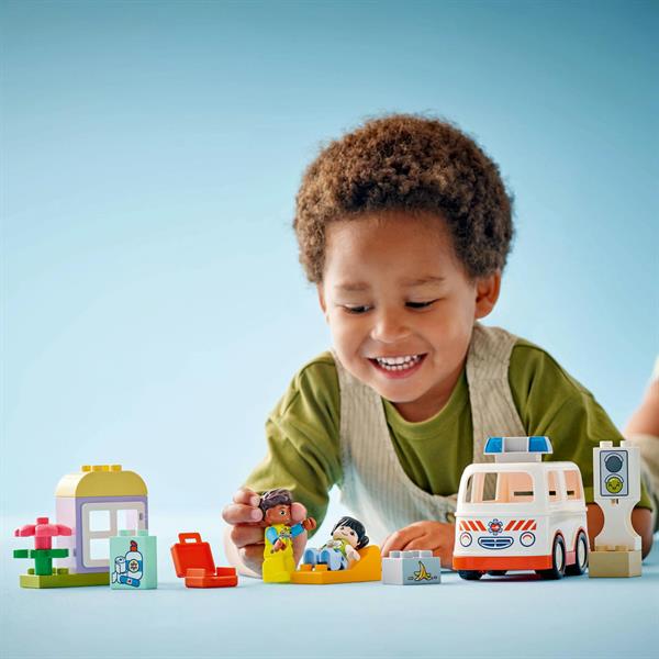Конструктор LEGO DUPLO Швидка допомога та водій 19 деталей (10447)
