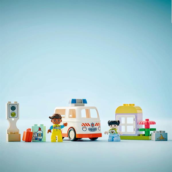 Конструктор LEGO DUPLO Швидка допомога та водій 19 деталей (10447)