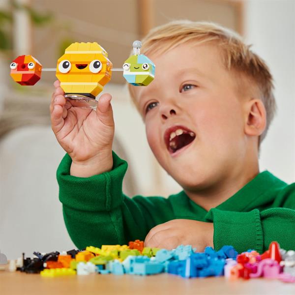 Конструктор LEGO Classic Творчі космічні об'єкти 450 деталей (11037)