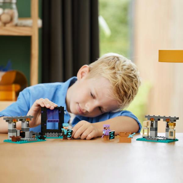 Конструктор LEGO Minecraft Зброярня 203 деталі (21252)