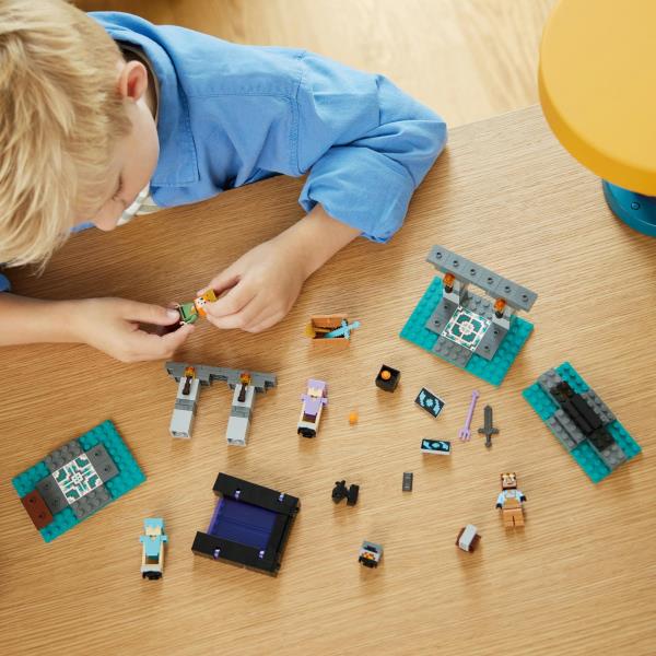 Конструктор LEGO Minecraft Зброярня 203 деталі (21252)