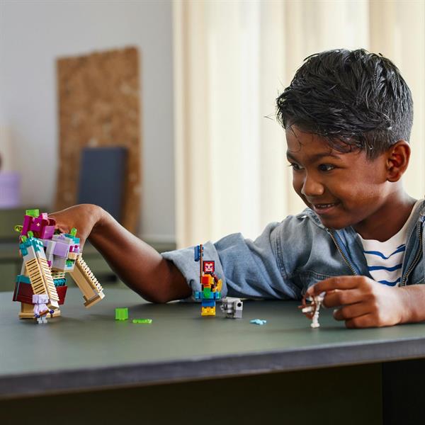 Конструктор LEGO Minecraft Сутичка з пожирачем 420 деталей (21257)
