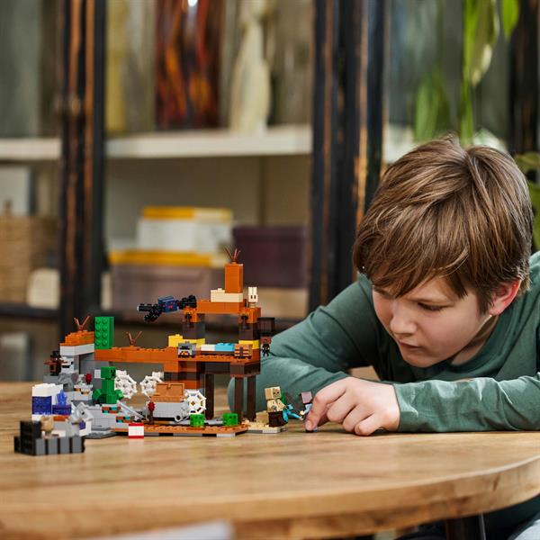 Конструктор LEGO Minecraft Покинута шахта у безплідних землях 538 деталей (21263)