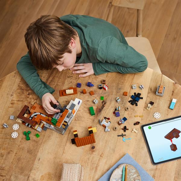 Конструктор LEGO Minecraft Покинута шахта у безплідних землях 538 деталей (21263)