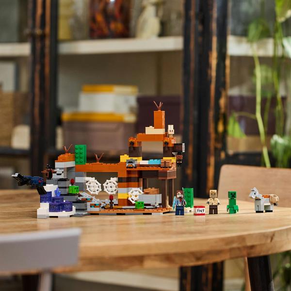 Конструктор LEGO Minecraft Покинута шахта у безплідних землях 538 деталей (21263)