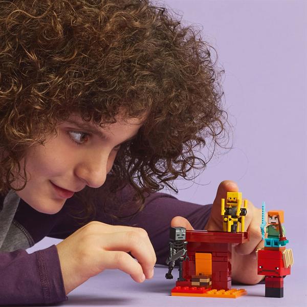 Конструктор LEGO Minecraft Битва з лавою в Незері 99 деталей (21266)