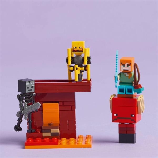 Конструктор LEGO Minecraft Битва з лавою в Незері 99 деталей (21266)