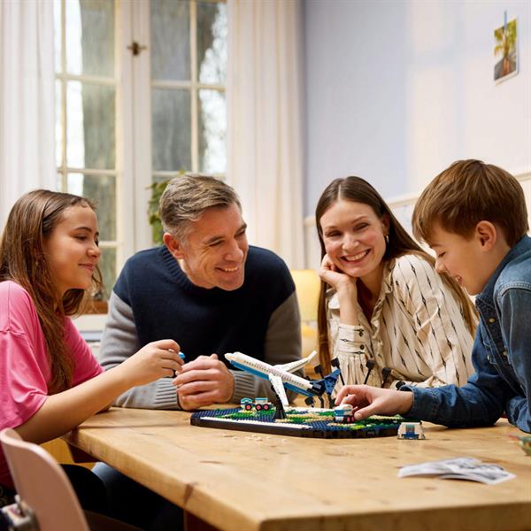 Конструктор LEGO Family Миті з подорожей 1231 деталь (41838)