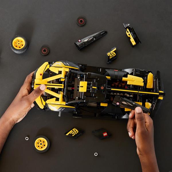 Конструктор LEGO Techniс Bugatti Bolide 905 деталей (42151)