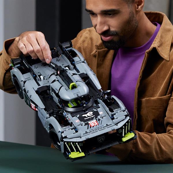 Конструктор LEGO Techniс Peugeot 9X8 24H Le Mans Hybrid Hypercar 1775 деталей (42156)