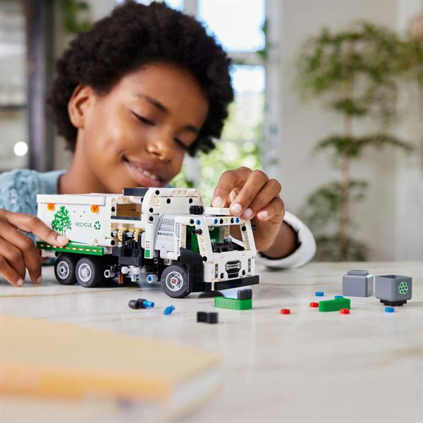 Конструктор LEGO Technic Сміттєвоз Mack LR Electric 503 деталі (42167)
