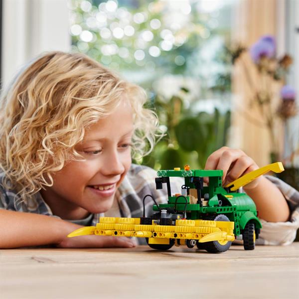 Конструктор LEGO Technic Кормозбиральний комбайн John Deere 9700, 559 деталей (42168)