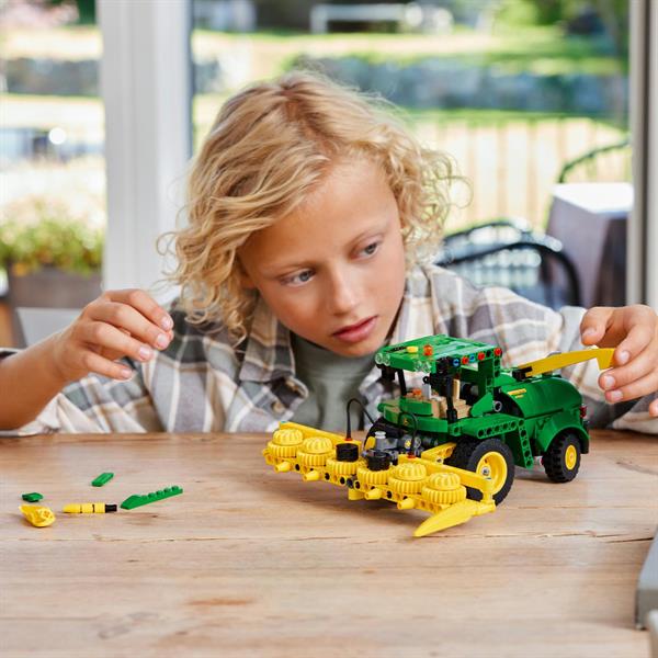 Конструктор LEGO Technic Кормозбиральний комбайн John Deere 9700, 559 деталей (42168)