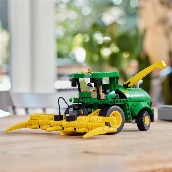 Конструктор LEGO Technic Кормозбиральний комбайн John Deere 9700, 559 деталей (42168)