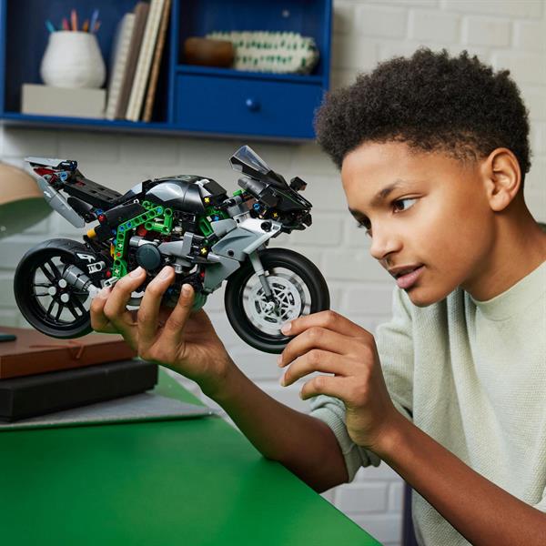Конструктор LEGO Technic Мотоцикл Kawasaki Ninja H2R 643 деталі (42170)