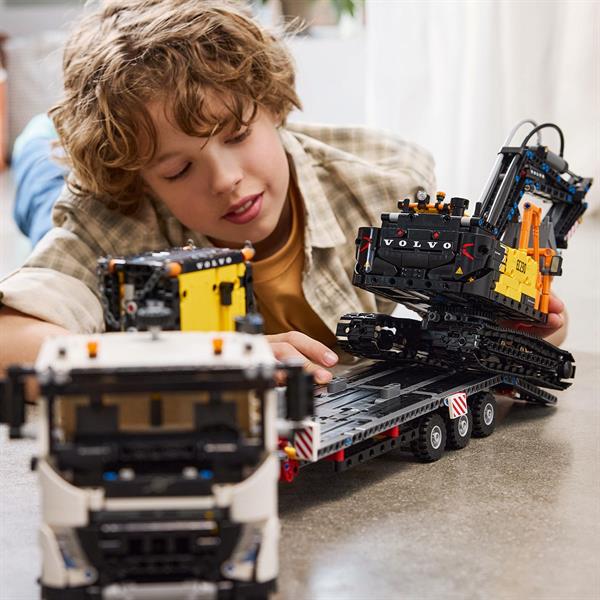 Конструктор LEGO Technic Вантажівка Volvo FMX і Електричний екскаватор EC230 2274 деталі (42175)