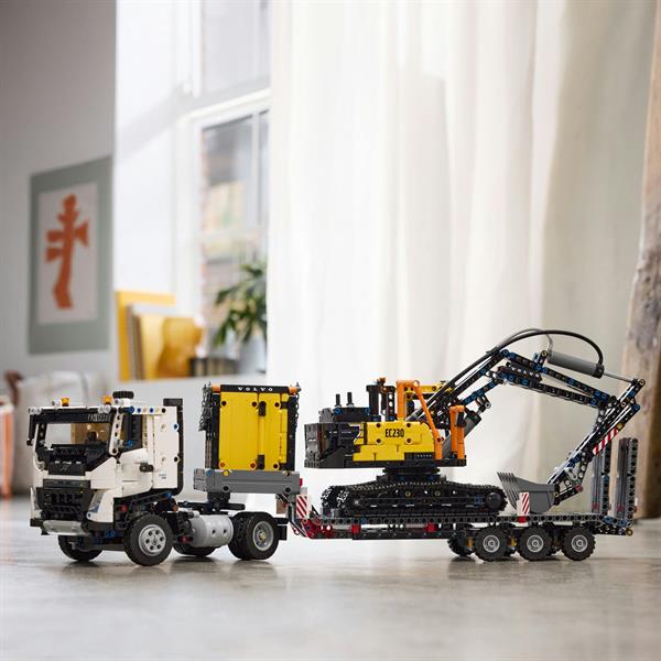 Конструктор LEGO Technic Вантажівка Volvo FMX і Електричний екскаватор EC230 2274 деталі (42175)