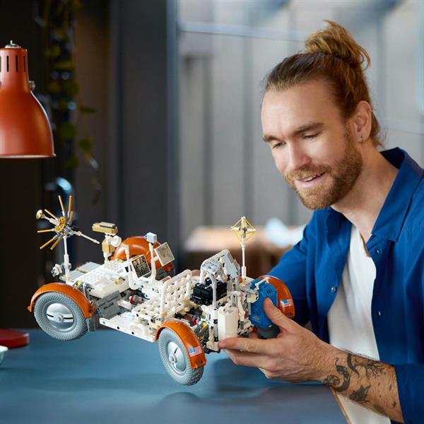 Конструктор LEGO Technic Місячний автомобіль NASA Apollo 1913 деталей (42182)