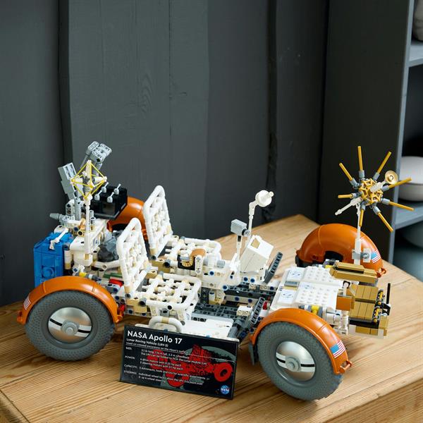 Конструктор LEGO Technic Місячний автомобіль NASA Apollo 1913 деталей (42182)