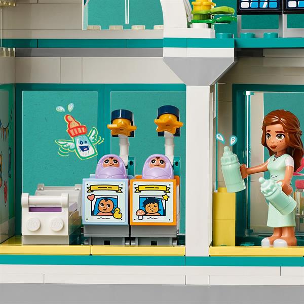 Конструктор LEGO Friends Лікарня в Хартлейк-Сіті 1045 деталей (42621)