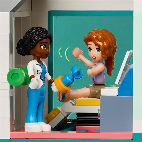 Конструктор LEGO Friends Лікарня в Хартлейк-Сіті 1045 деталей (42621)