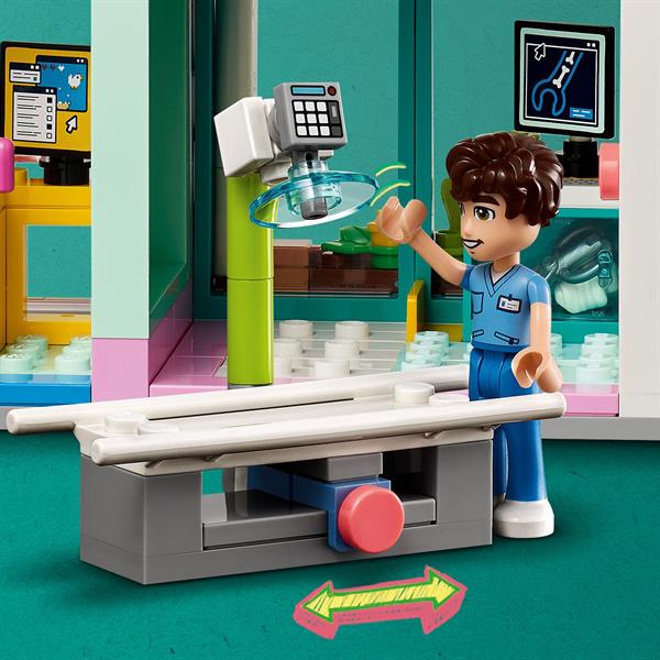 Конструктор LEGO Friends Лікарня в Хартлейк-Сіті 1045 деталей (42621)