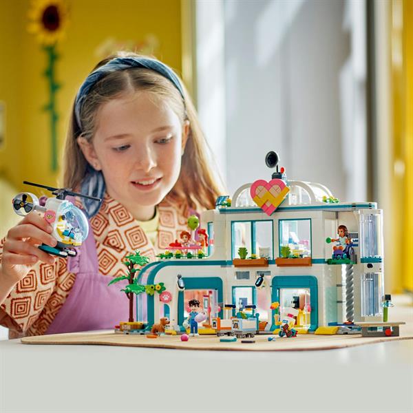 Конструктор LEGO Friends Лікарня в Хартлейк-Сіті 1045 деталей (42621)