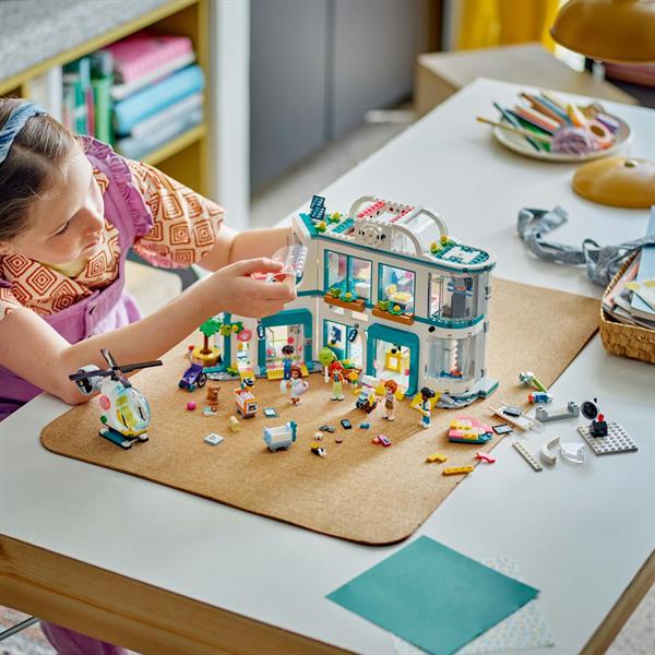 Конструктор LEGO Friends Лікарня в Хартлейк-Сіті 1045 деталей (42621)