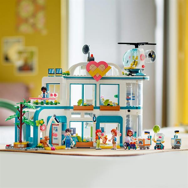 Конструктор LEGO Friends Лікарня в Хартлейк-Сіті 1045 деталей (42621)