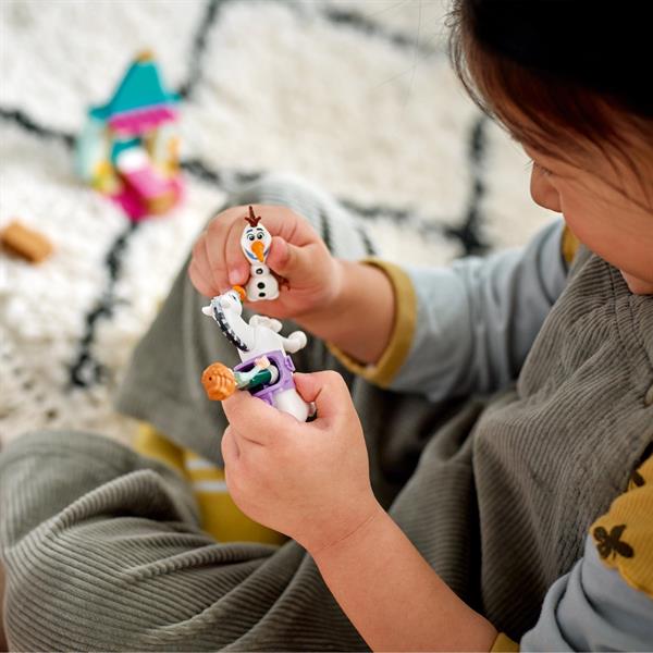 Конструктор LEGO Disney Princess Розваги у замку Анни та Олафа 108 деталей (43204)