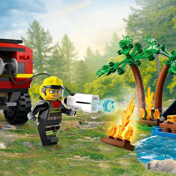 Конструктор LEGO City Пожежний позашляховик із рятувальним човном 301 деталь (60412)