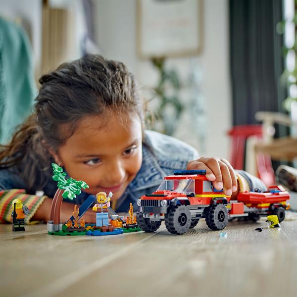 Конструктор LEGO City Пожежний позашляховик із рятувальним човном 301 деталь (60412)