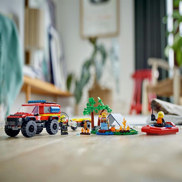 Конструктор LEGO City Пожежний позашляховик із рятувальним човном 301 деталь (60412)