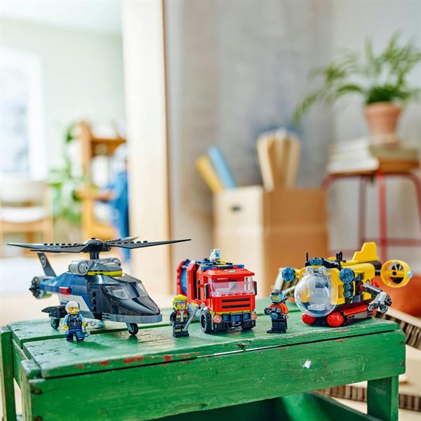 Конструктор LEGO City Ремікс вертольотів, пожежних машин і підводних човнів 874 деталі (60462)