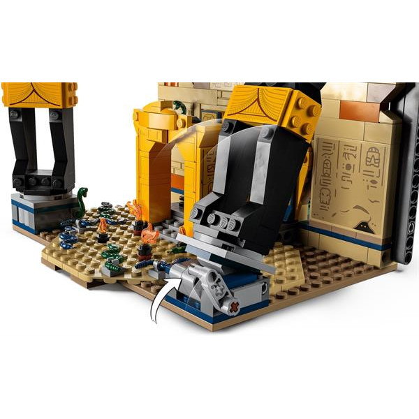 Конструктор LEGO Indiana Jones Втеча із загубленої гробниці 600 деталей (77013)